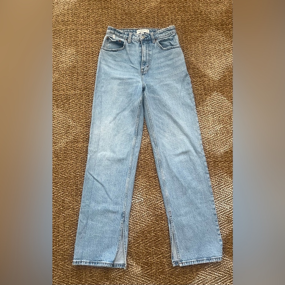 Abercrombie and Fitch, The 90s Relaxed Jean High Rise, Light/Medium Wash